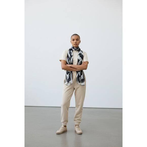 Vtg Vera Neumann Signed Black & White Silk Chiffon Oblong Scarf Rolled Edges EUC - Picture 3 of 9